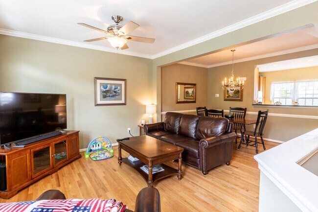 Building Photo - 703 Rainier Rd