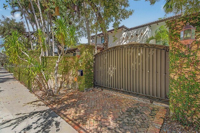 Building Photo - 2561 Trapp Ave