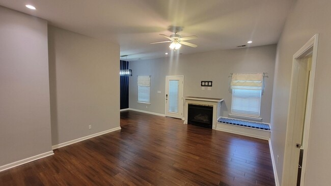 Building Photo - A 3 Bedroom Home Right Off Westport Road