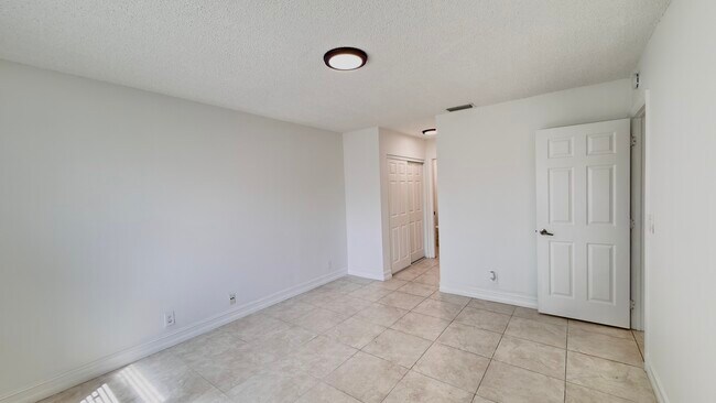 Building Photo - 501 Racquet Club Rd