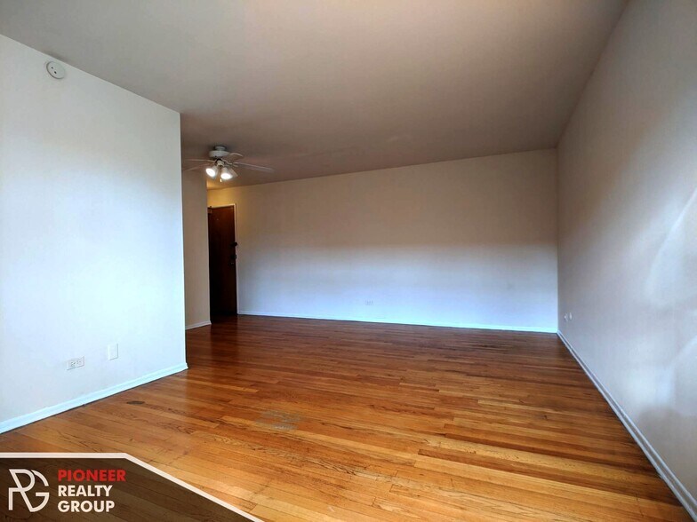 Building Photo - 665 W Wrightwood Ave