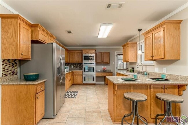 Building Photo - Stylish, Spacious & In a Prime Baton Rouge...
