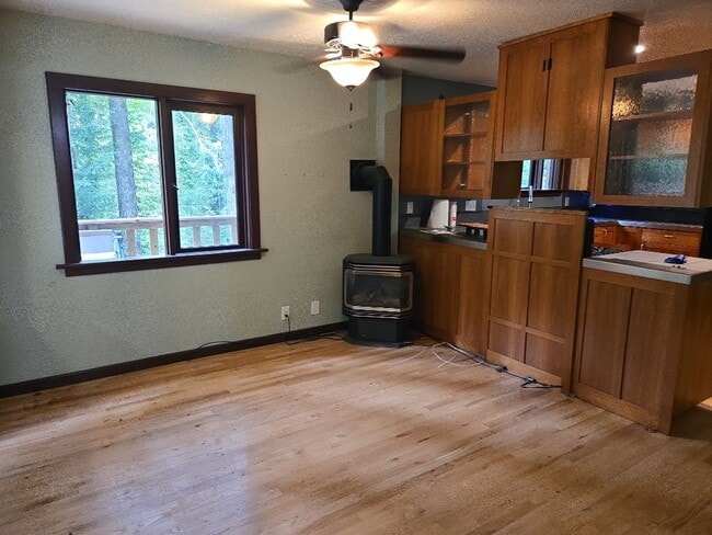Building Photo - Pet Friendly! Redwood views! 3-bedroom hom...