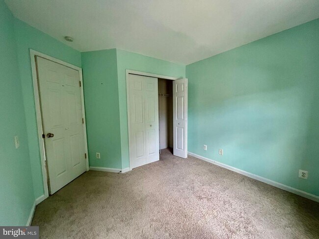 Building Photo - 7504 Lamoyne Ct