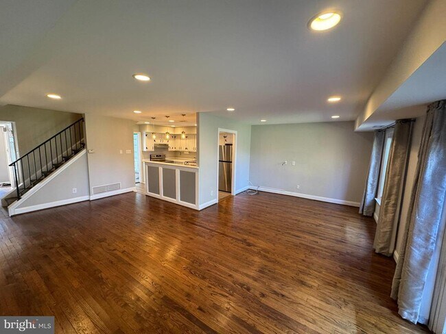 Building Photo - 1002 Worthington Dr