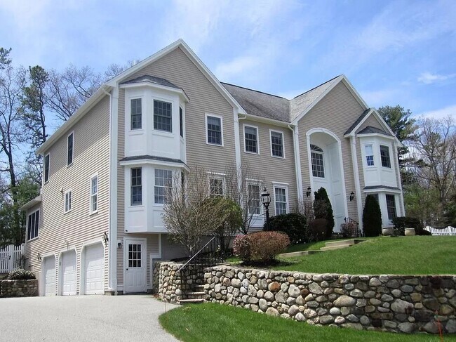 Primary Photo - Spectacular 4 bedroom, 4,500 sq ft Single ...
