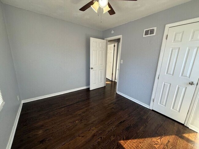 Building Photo - Beautiful 2 Bedroom 1 Bathroom in Kansas City!