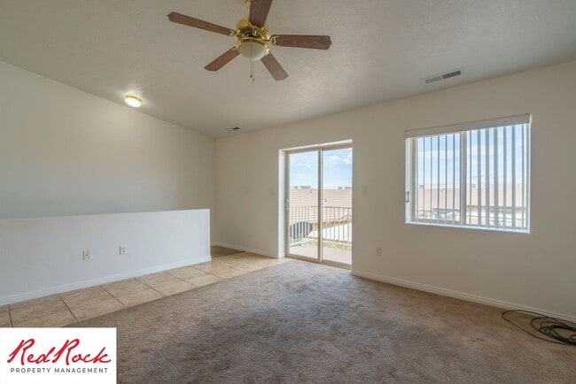 Building Photo - Spacious 3 Bedroom Townhome in Central St....