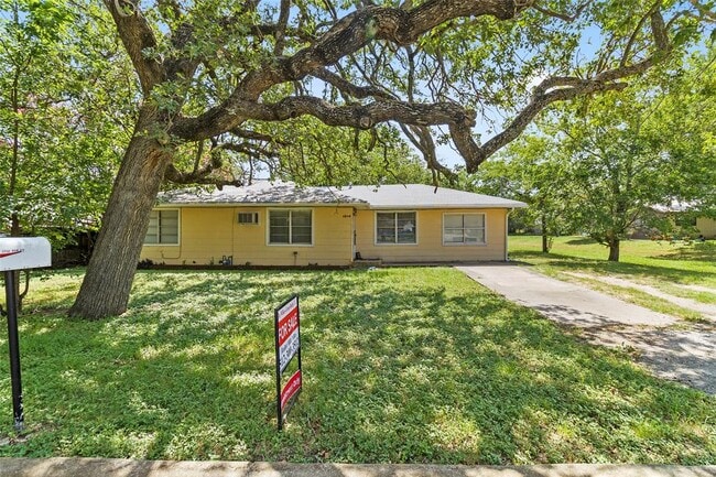 Primary Photo - 1214 Oak St