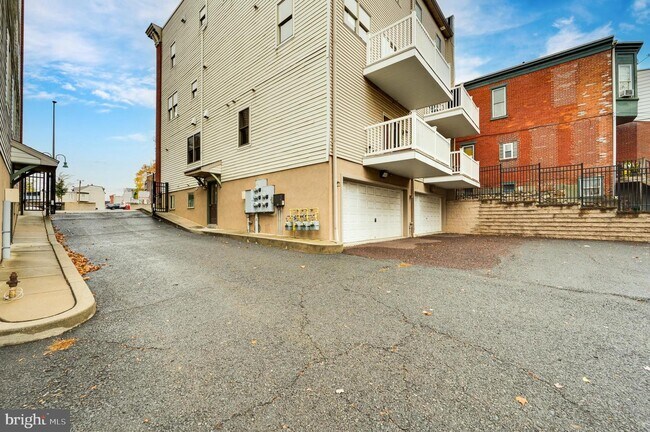 Building Photo - 1020 Penn St