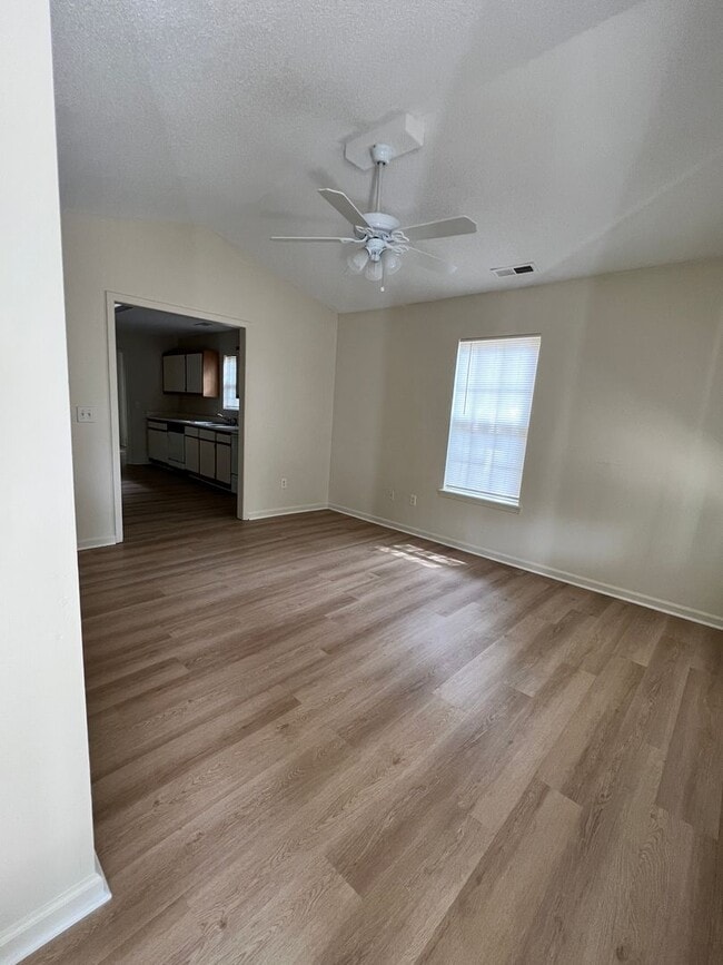 Building Photo - 3 Bedroom 2 Bath House on Peachtree Avenue...