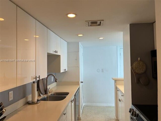 Building Photo - 1000 West Ave