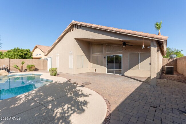 Building Photo - 208 E Devon Dr