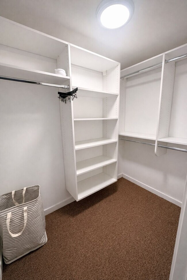 Building Photo - 736 N Throop St