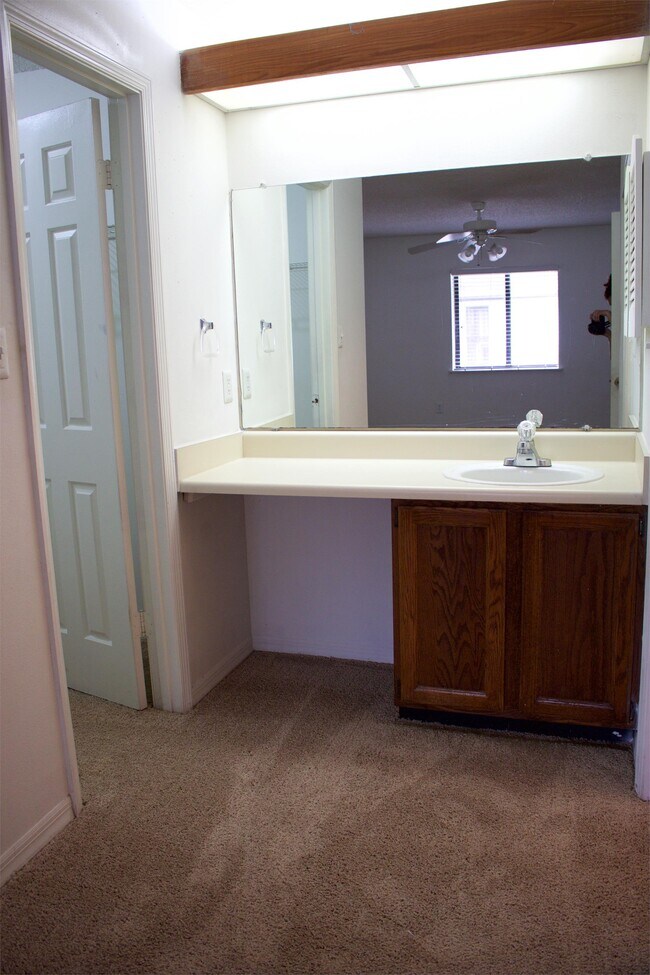 Building Photo - 232 Riverbend Dr