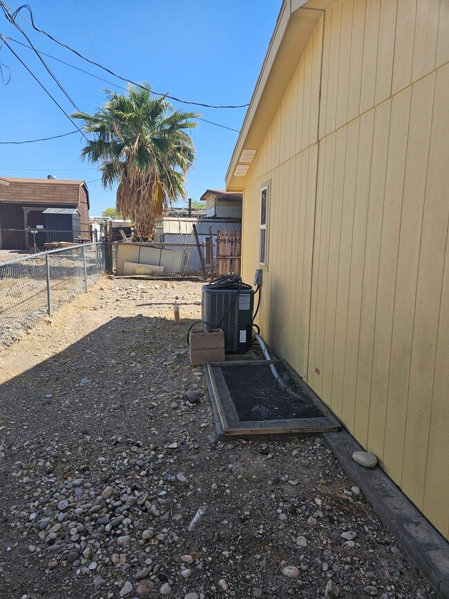 Building Photo - Very cute 3 bed/2 bath manufactured home w...