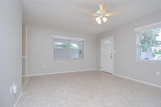 Building Photo - 2026 Sandrala Dr