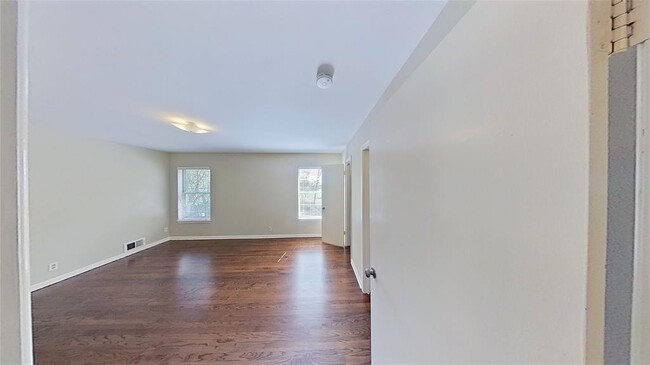 Building Photo - 841 Hillside Dr