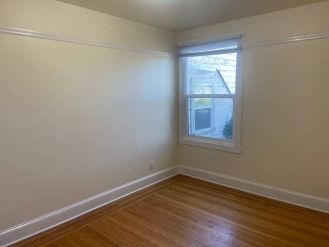 Building Photo - Lovely Exclesior Home with 2 Car Garage Pa...