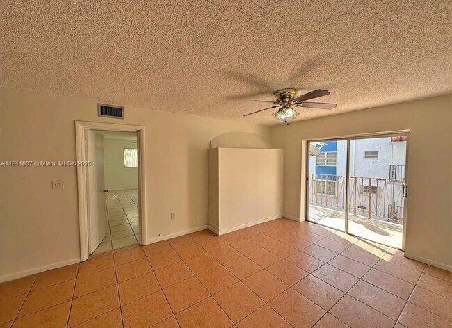 Building Photo - 1630 W 46th St