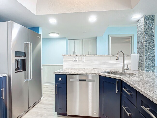 Building Photo - Stunning Penthouse Rental with Intracoasta...