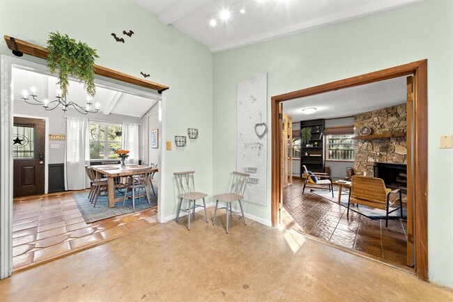 Building Photo - 28 W Inwood Forest Dr