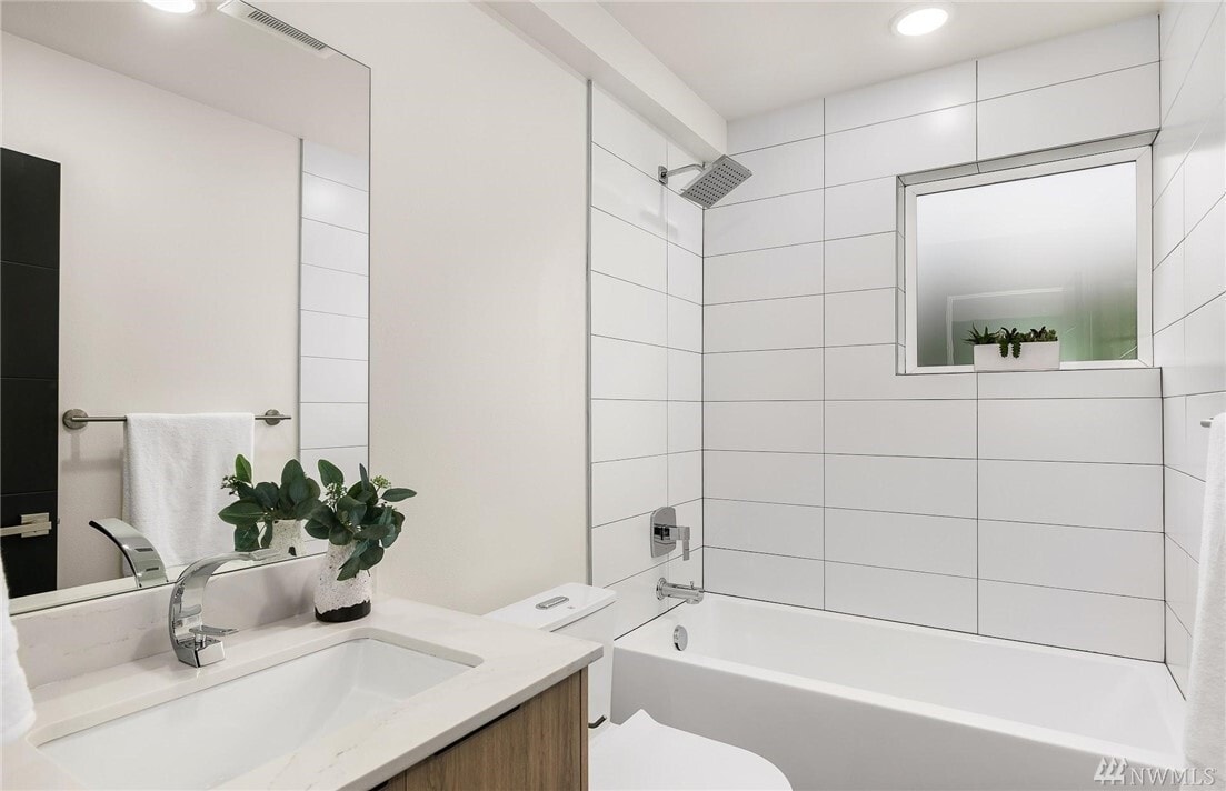 Building Photo - 2609 S Judkins St