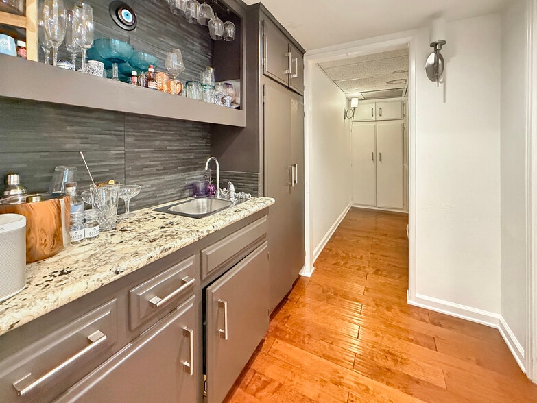 Building Photo - 1262 S Barrington Ave