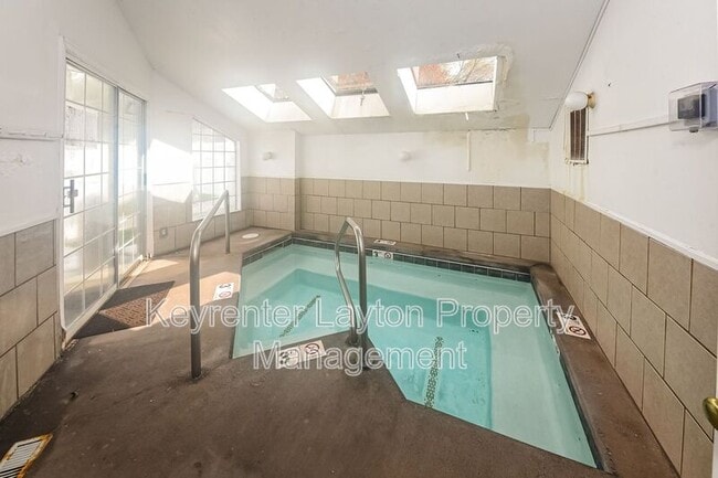 Building Photo - 650 S Main St