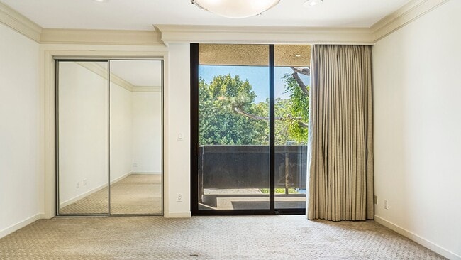 Building Photo - Elegant living in the heart of Beverly Hills