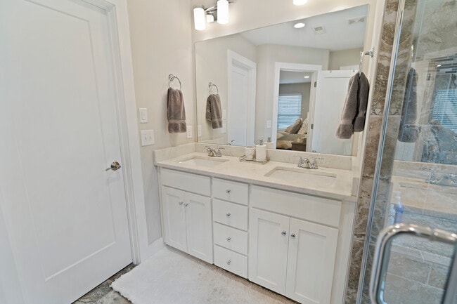 Master Bath - 2509A Solon Dr