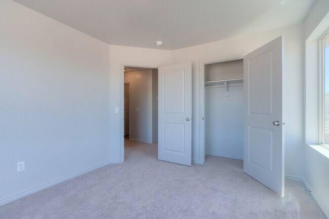 Building Photo - 4 Bedroom End Unit in Sienna Hills! Small Dog Friendly!