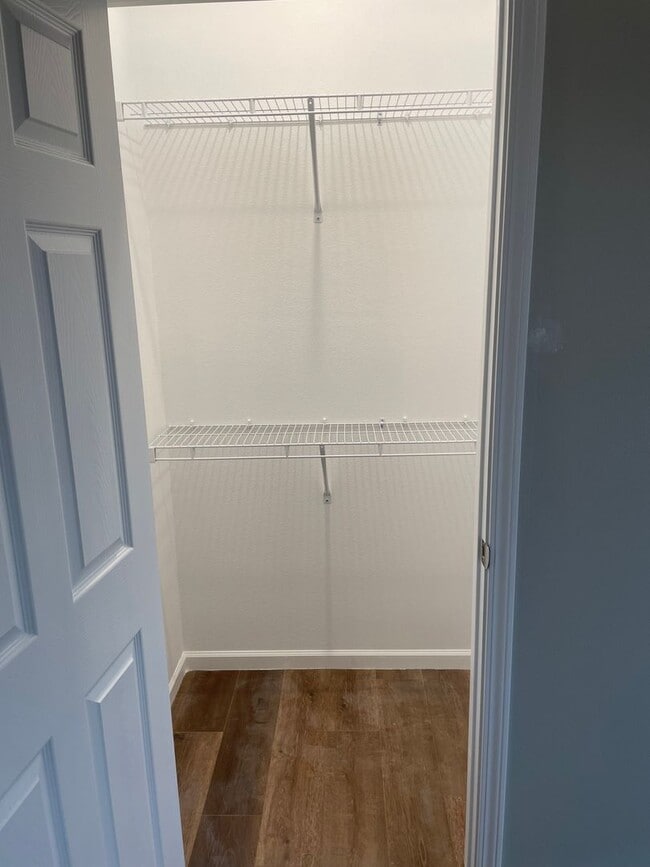 Building Photo - 4 bed 2 bath 2 Car Garage