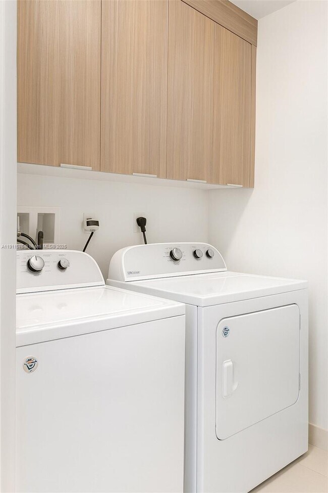 Building Photo - 6846 NW 103rd Ave