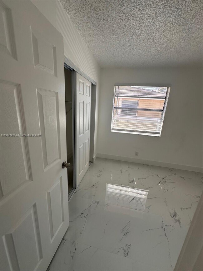 Building Photo - 1021 Twin Lakes Dr