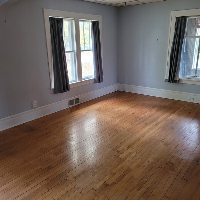 Building Photo - "Charming 3-Bed Home in Brainerd with Spac...