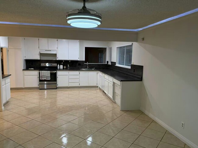 Building Photo - 6801 Olive Tree Way