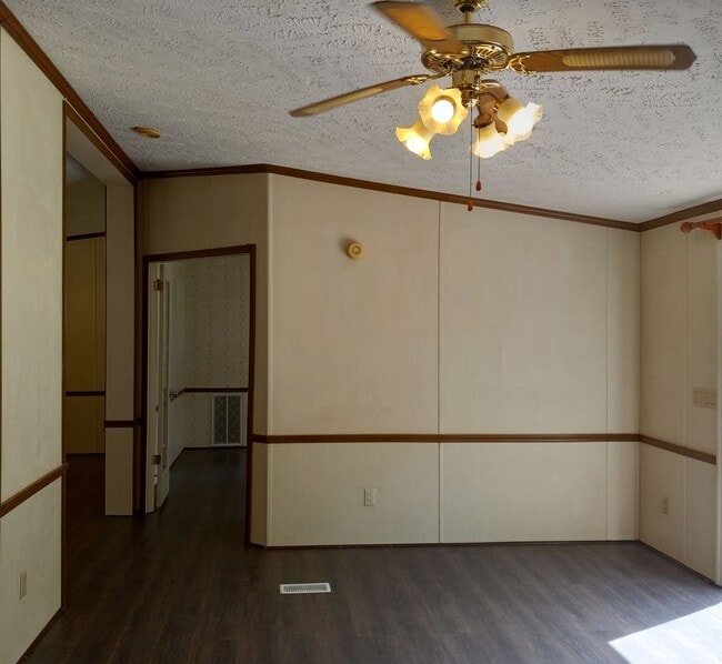 Building Photo - FOR RENT: Beautiful 3 Bed / 2 Bath Spaciou...