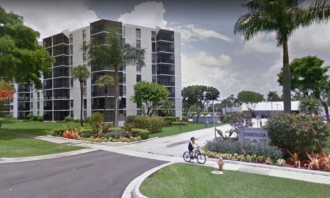 Building Photo - 3401 N Country Club Dr