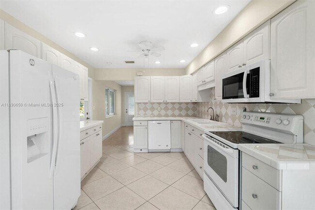 Building Photo - 330 NE 42nd Ct