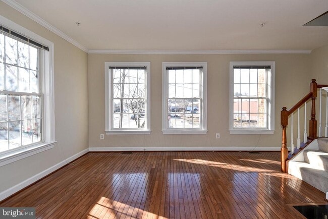 Building Photo - 2400 N Greenbrier Ct