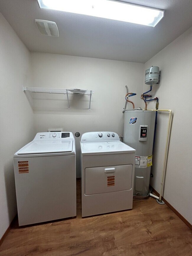 Building Photo - Spacious 3 Bedroom 2.5 Bath Duplex in Post Falls