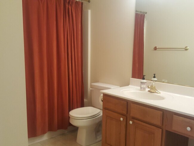 Building Photo - 3 Bedroom 2 Bath Townhouse