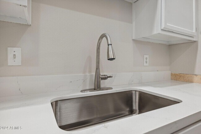 Building Photo - 5644 S 41st Pl