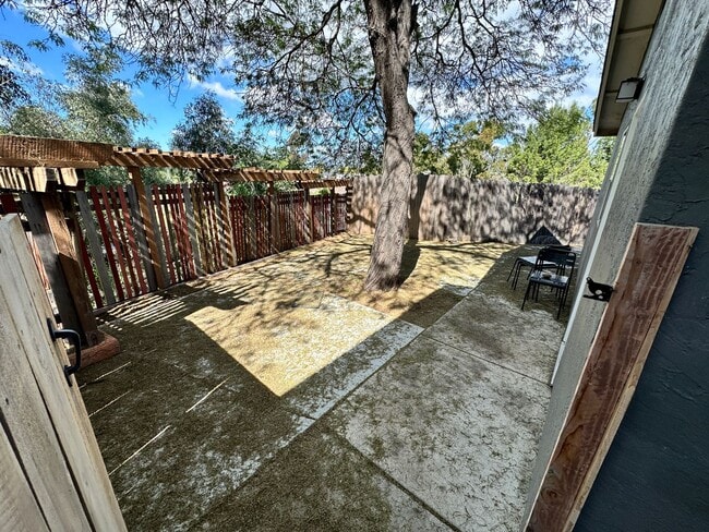 Building Photo - 2 bed 1 Bath on Adobe (Lease out, pending signatures. Check back in a few days!)