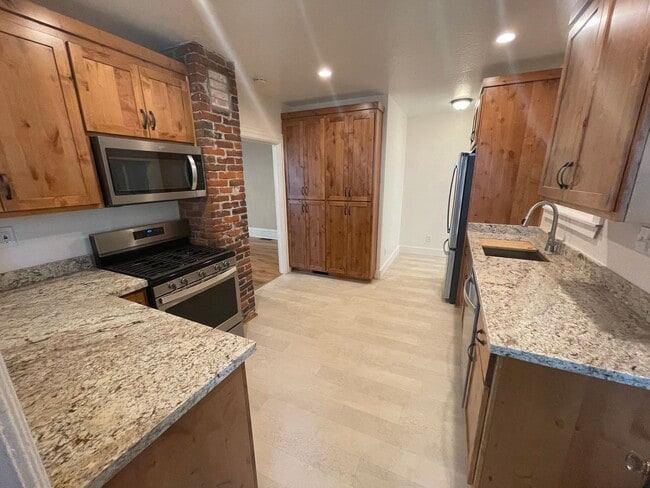 Building Photo - Beautiful 3 Bed 2 Bath House in Great Location! Must See!