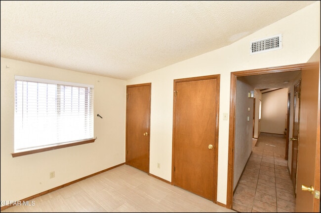 Building Photo - 4872 Maureen Cir