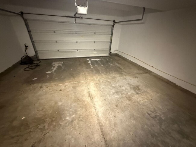 Building Photo - 3-Bedroom Townhome with Community Pool & S...