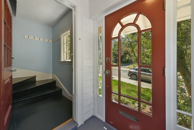 Building Photo - 25 Primrose St