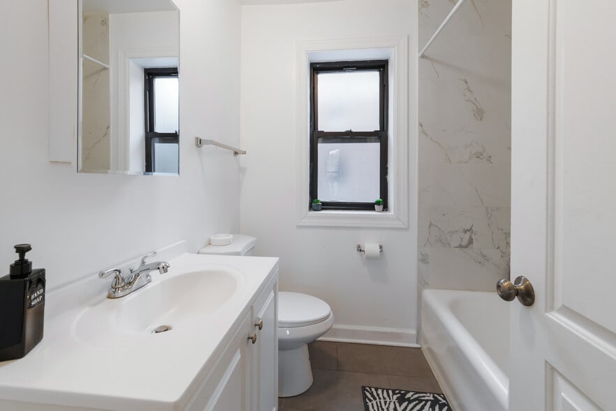 Building Photo - 6443 N Hamilton Ave